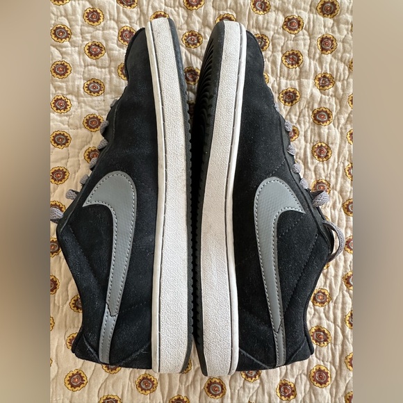 Nike Black & Gray Suede Low Sneakers - Picture 5 of 7